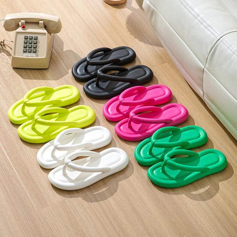 Mjuka flip-flops med breda remmar