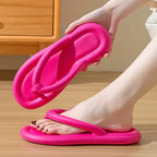 Mjuka flip-flops med breda remmar