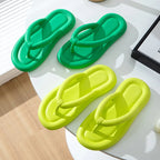 Mjuka flip-flops med breda remmar