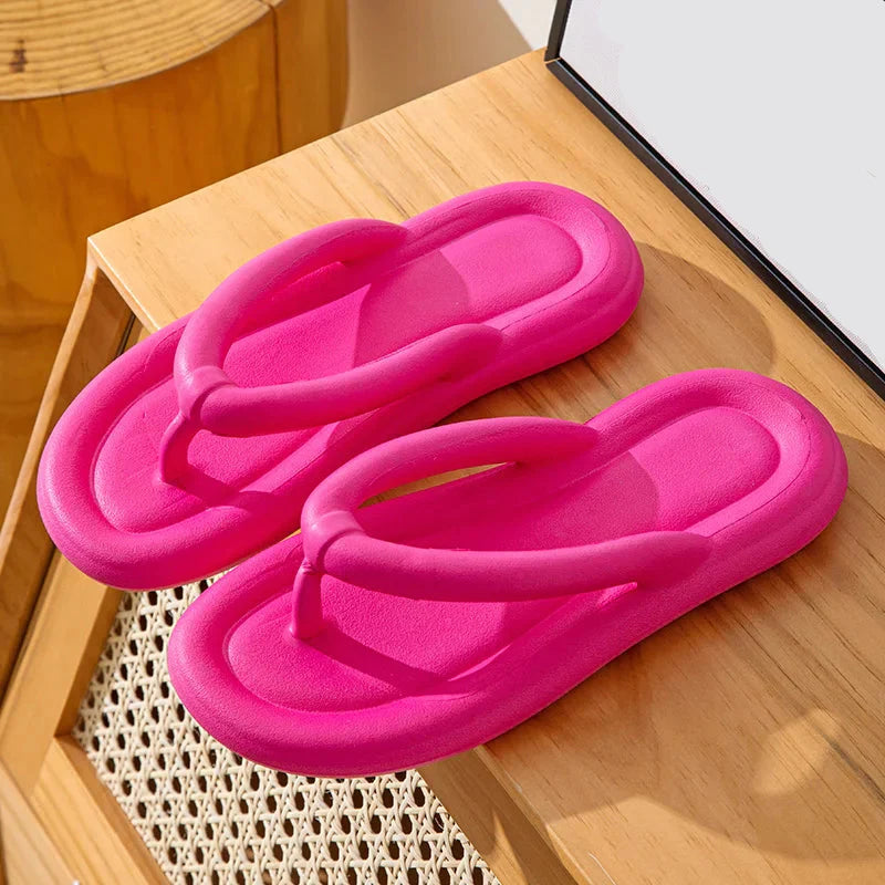 Mjuka flip-flops med breda remmar