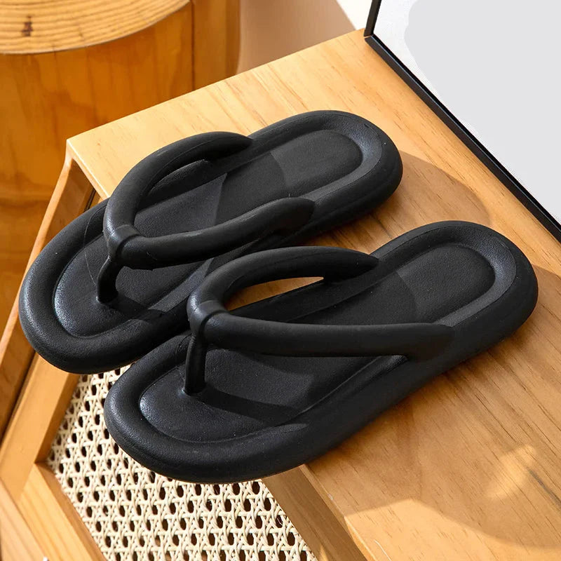 Mjuka flip-flops med breda remmar