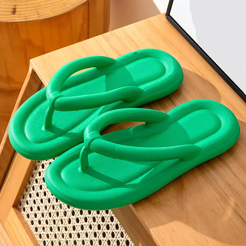 Mjuka flip-flops med breda remmar