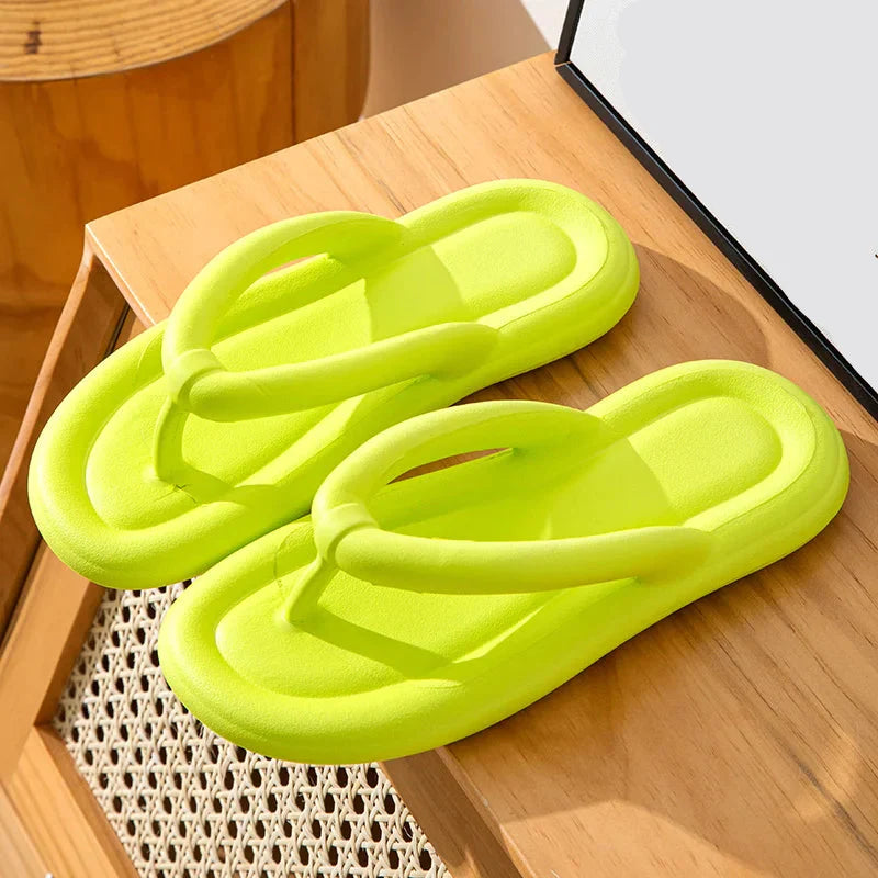 Mjuka flip-flops med breda remmar