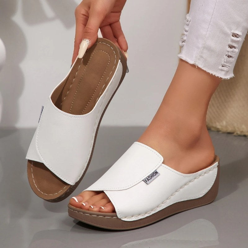 Zomerse zachte plateau slippers dames 2025 mode peeptoe wedges teenslippers vrouw lichte middelhoge hak casual strandschoenen
