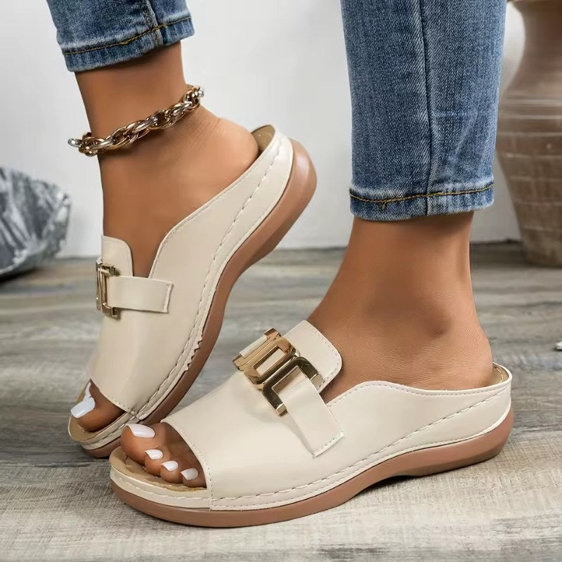 Bekväm sandal med metalldetalj - Beige