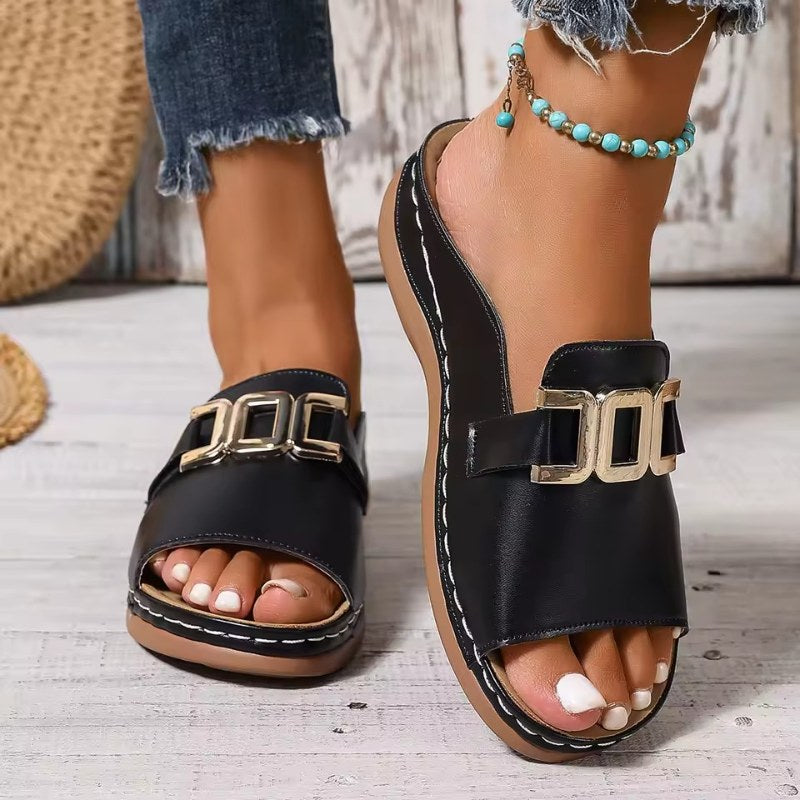 Bekväm sandal med metalldetalj - Black