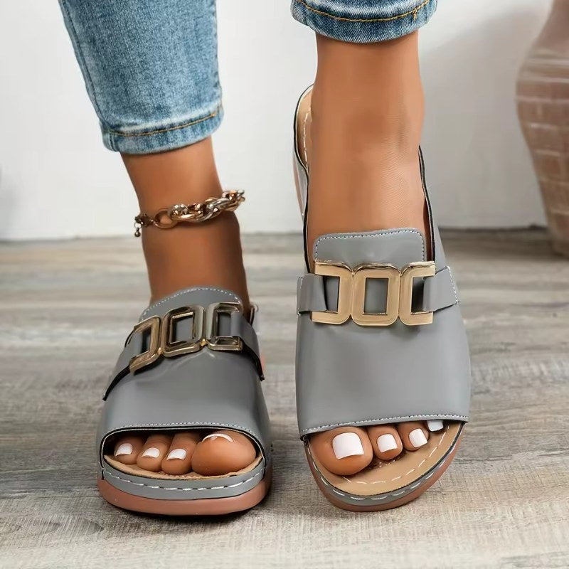 Bekväm sandal med metalldetalj - Grey