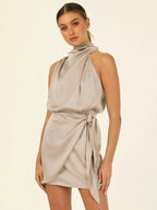 Lente Zomer Dames Satijnen Korte Jurk Mouwloos Staande Kraag Halter Luxe Temperament Vetersluiting Taille Slank Feestjurk