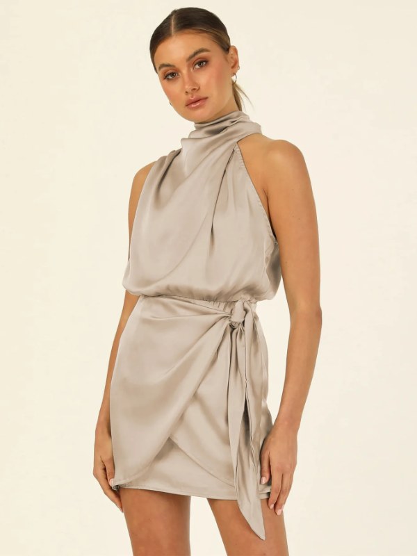 Lente Zomer Dames Satijnen Korte Jurk Mouwloos Staande Kraag Halter Luxe Temperament Vetersluiting Taille Slank Feestjurk
