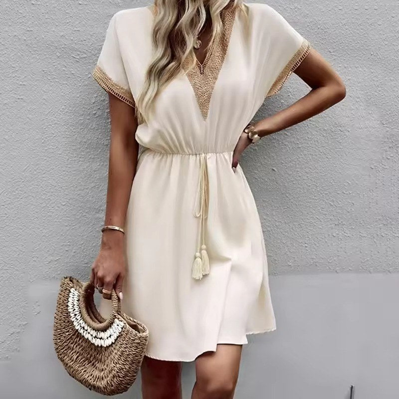 Luftig sommarklänning kortärmad v-ringad midilängd elegant - Beige